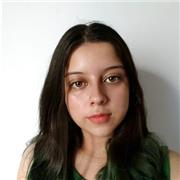 Profesora que imparte clases a niños de preescolar y primaria